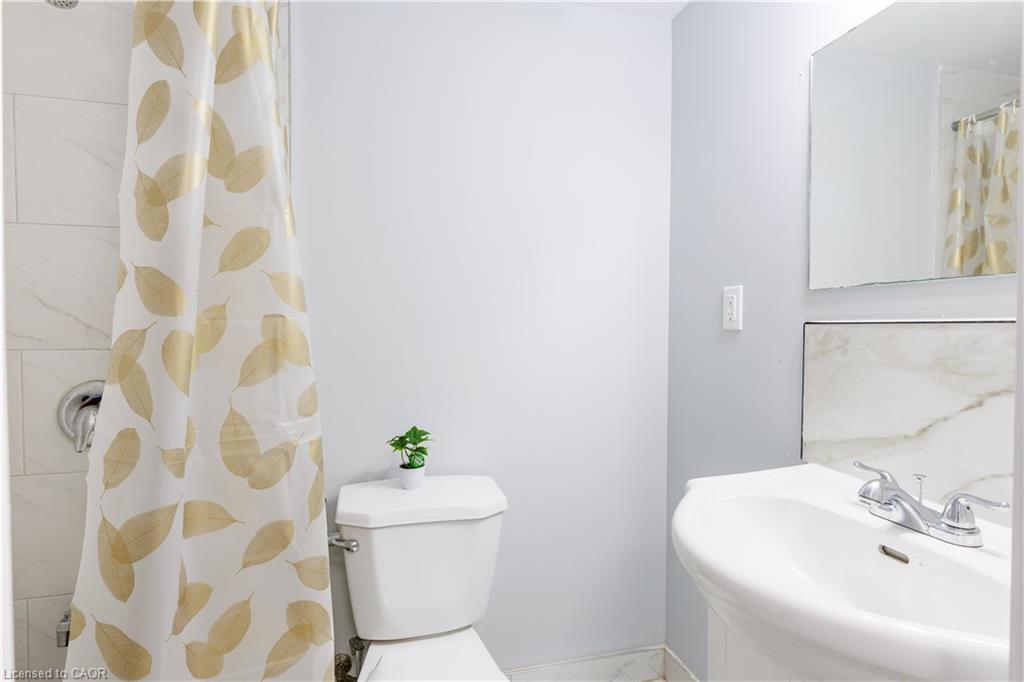 18 Silverdale Crescent, London, ON - Indoor Photo Showing Bathroom