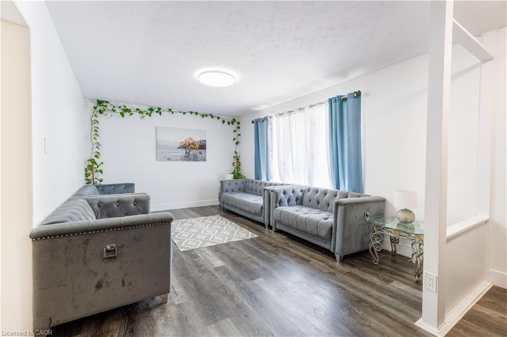 18 Silverdale Crescent, London, ON - Indoor Photo Showing Living Room