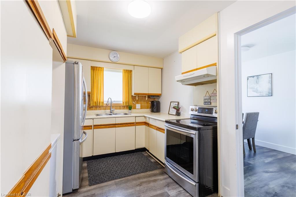 18 Silverdale Crescent, London, ON - Indoor Photo Showing Kitchen With Double Sink