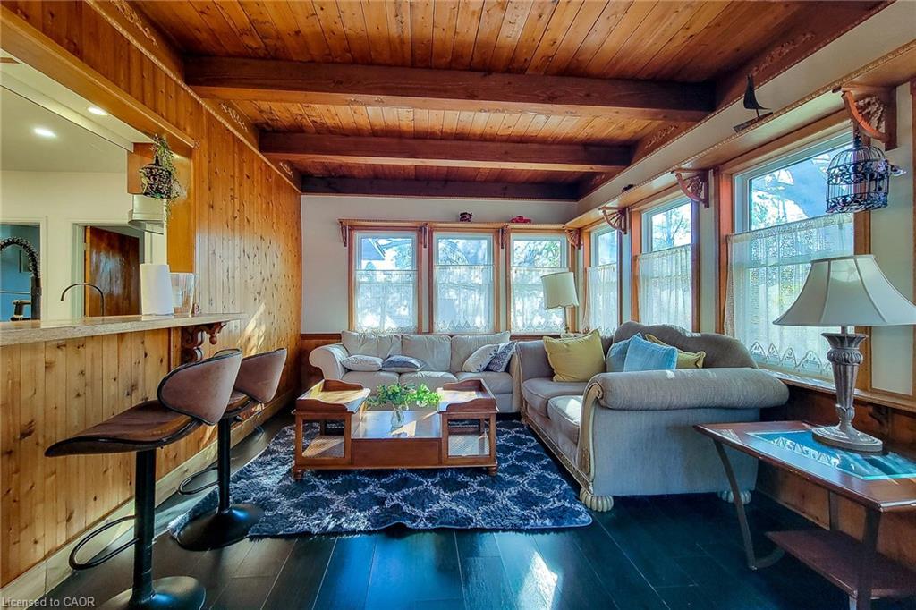 1423 Merrittville Highway, Welland, ON - Indoor Photo Showing Living Room