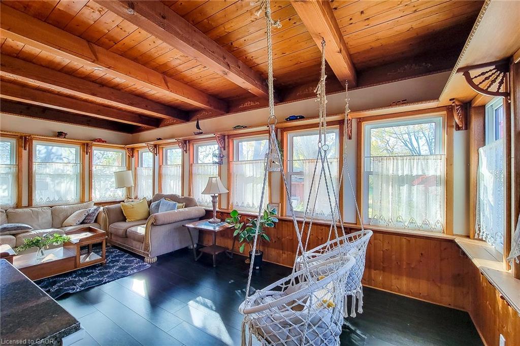 1423 Merrittville Highway, Welland, ON - Indoor Photo Showing Living Room