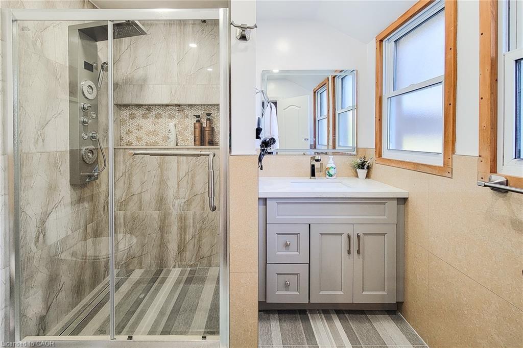 1423 Merrittville Highway, Welland, ON - Indoor Photo Showing Bathroom