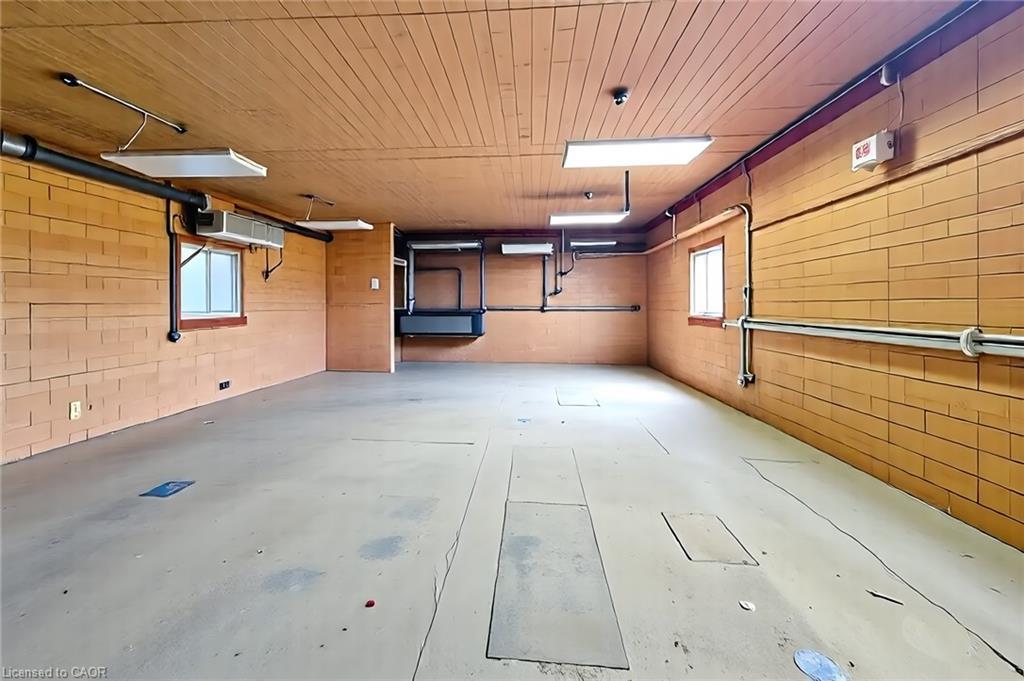 1423 Merrittville Highway, Welland, ON - Indoor Photo Showing Garage