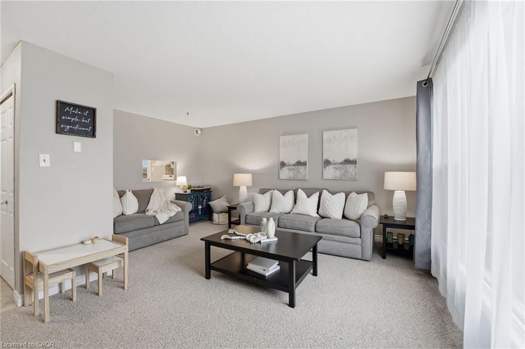 11 Hillbrook Crescent, Kitchener, ON - Indoor Photo Showing Living Room