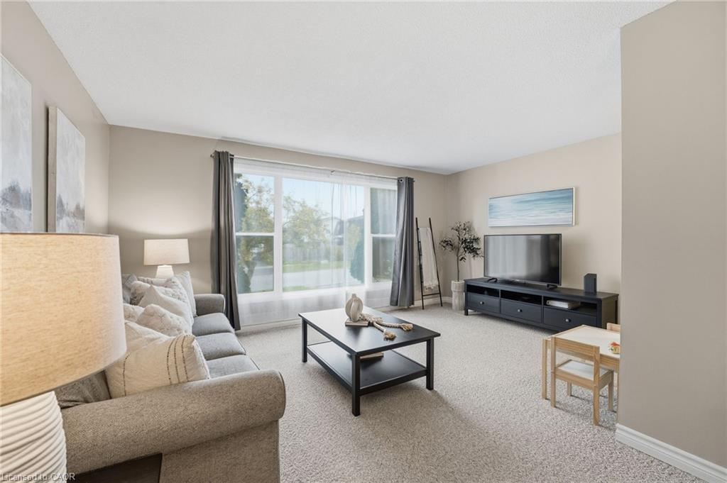 11 Hillbrook Crescent, Kitchener, ON - Indoor Photo Showing Living Room