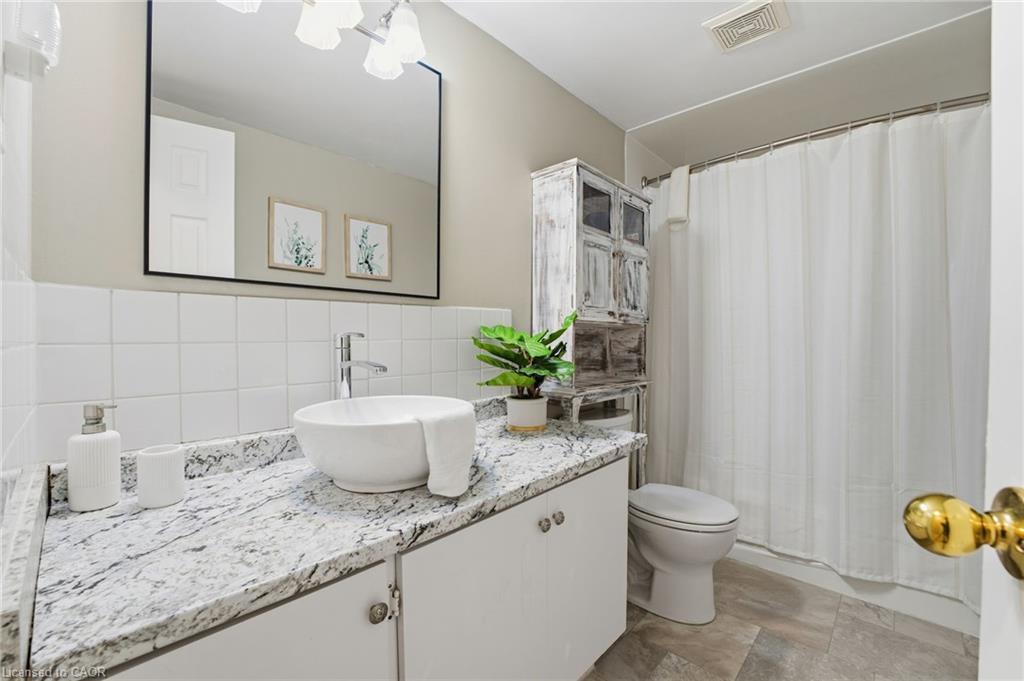 11 Hillbrook Crescent, Kitchener, ON - Indoor Photo Showing Bathroom