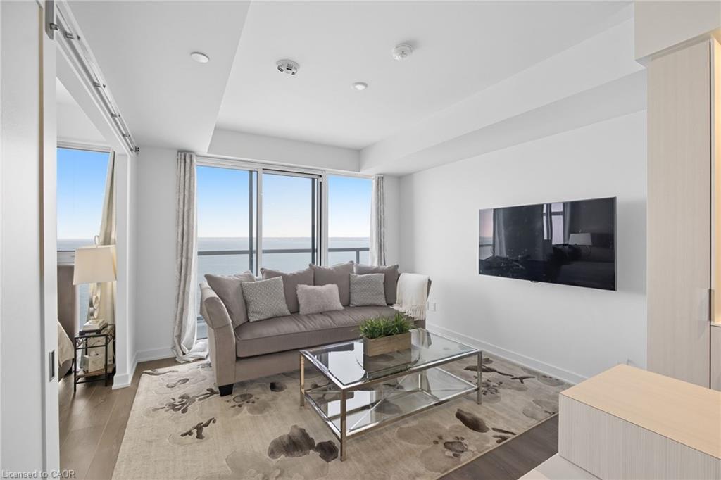 1805-370 Martha Street, Burlington, ON - Indoor Photo Showing Living Room