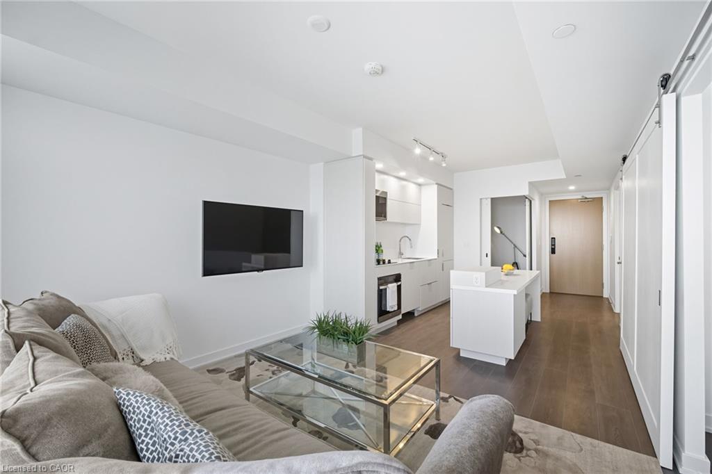 1805-370 Martha Street, Burlington, ON - Indoor Photo Showing Living Room