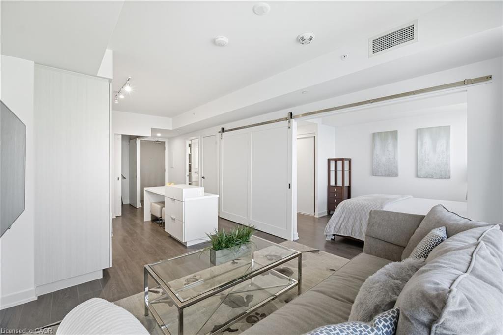 1805-370 Martha Street, Burlington, ON - Indoor Photo Showing Bedroom