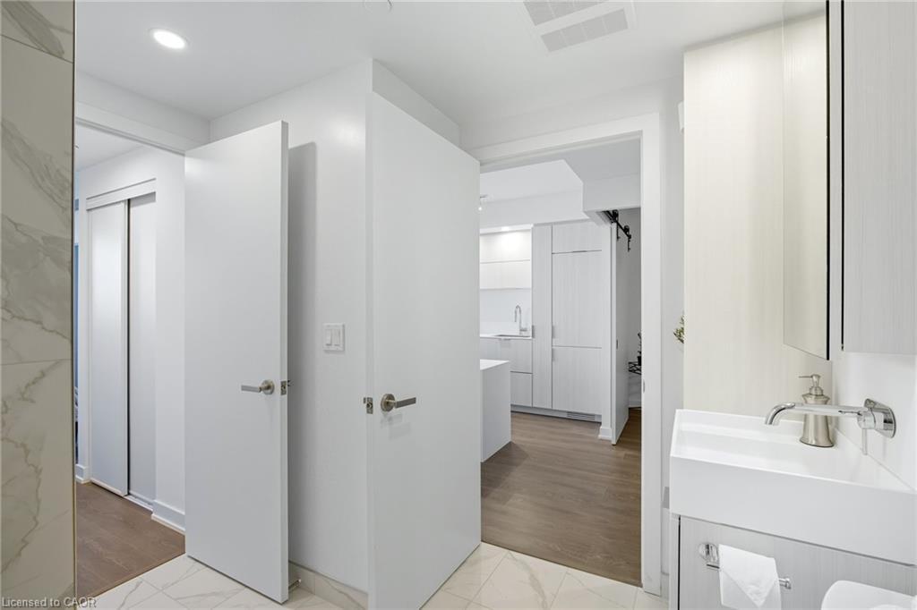 1805-370 Martha Street, Burlington, ON - Indoor Photo Showing Bathroom