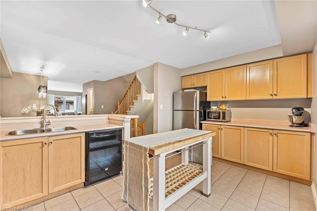 51-2531 Northampton Boulevard, Burlington, ON - Indoor Photo Showing Kitchen With Double Sink