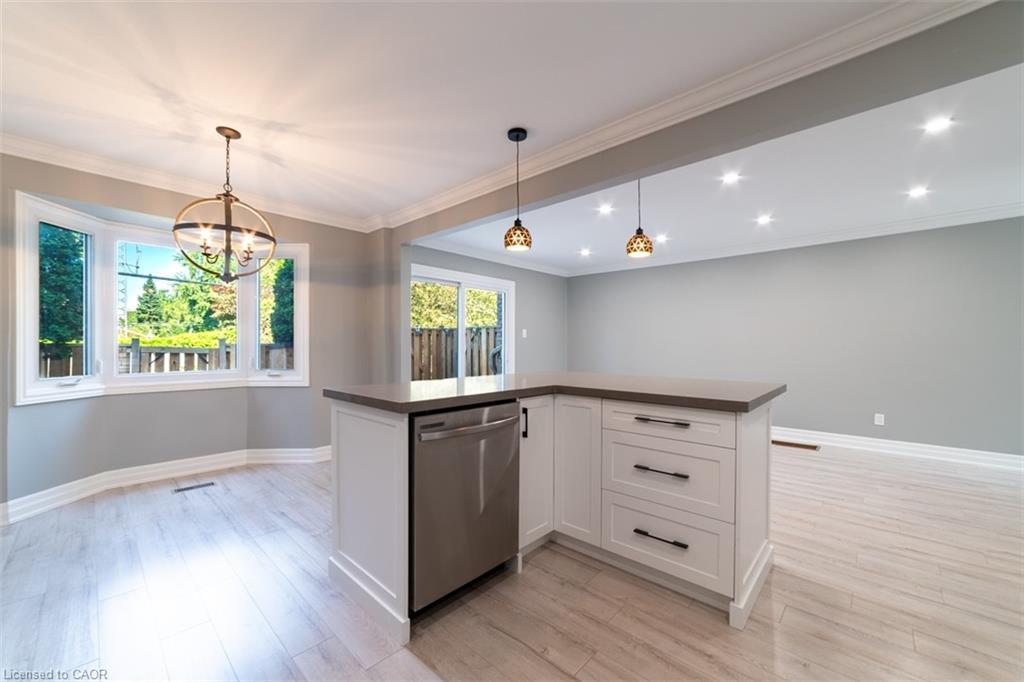 2-1011 White Oak Drive, Burlington, ON - Indoor