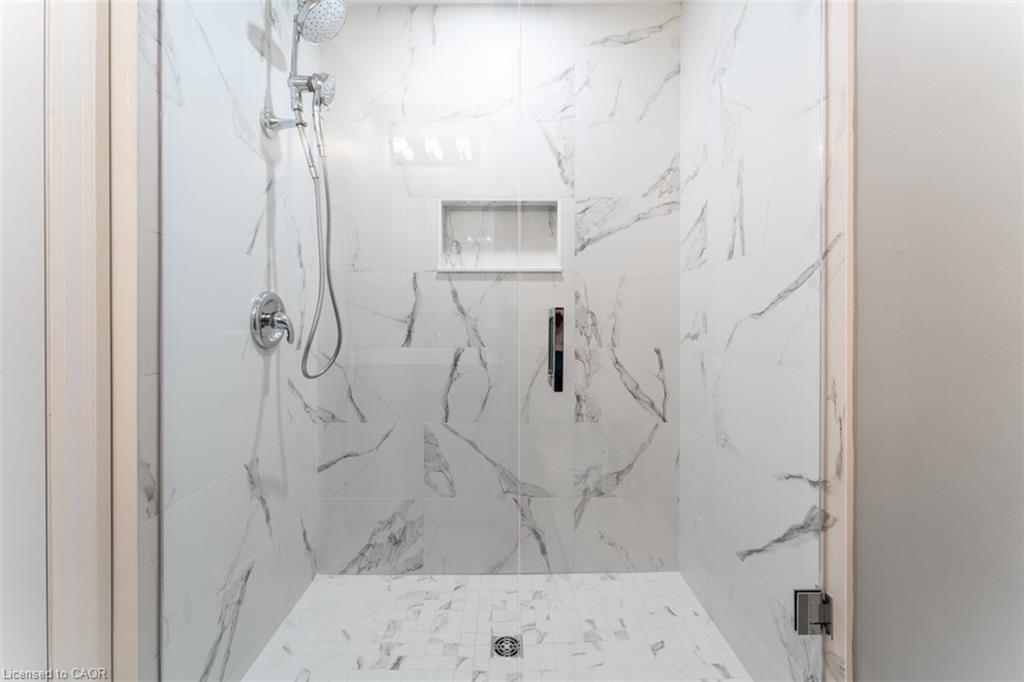 2-1011 White Oak Drive, Burlington, ON - Indoor Photo Showing Bathroom