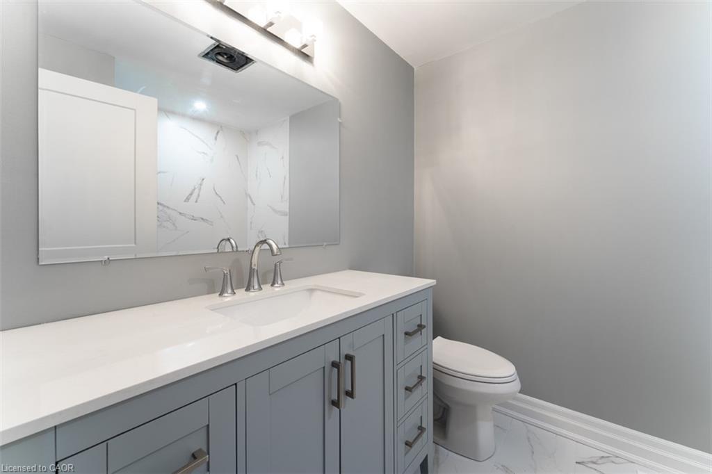 2-1011 White Oak Drive, Burlington, ON - Indoor Photo Showing Bathroom