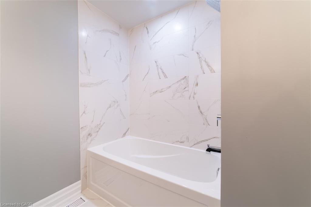 2-1011 White Oak Drive, Burlington, ON - Indoor Photo Showing Bathroom