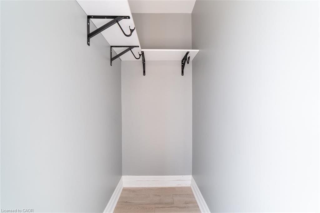 2-1011 White Oak Drive, Burlington, ON - Indoor