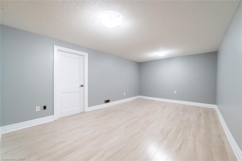 2-1011 White Oak Drive, Burlington, ON - Indoor Photo Showing Other Room