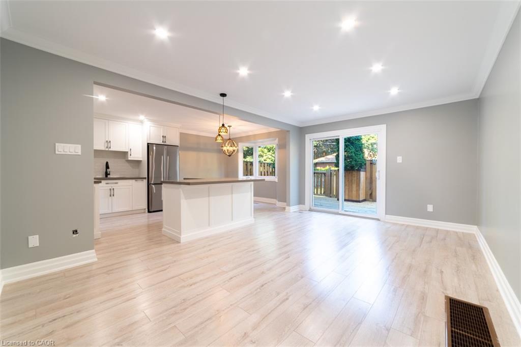 2-1011 White Oak Drive, Burlington, ON - Indoor