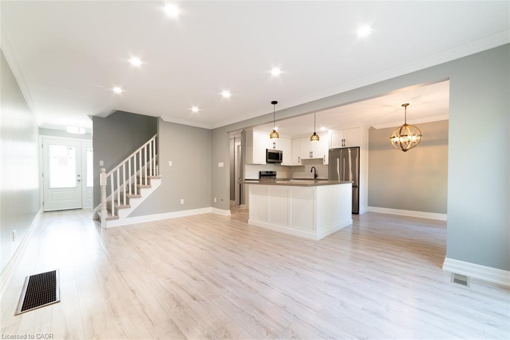 2-1011 White Oak Drive, Burlington, ON - Indoor