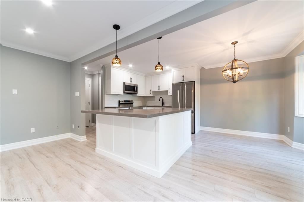 2-1011 White Oak Drive, Burlington, ON - Indoor Photo Showing Kitchen