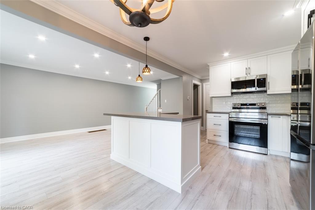 2-1011 White Oak Drive, Burlington, ON - Indoor Photo Showing Kitchen