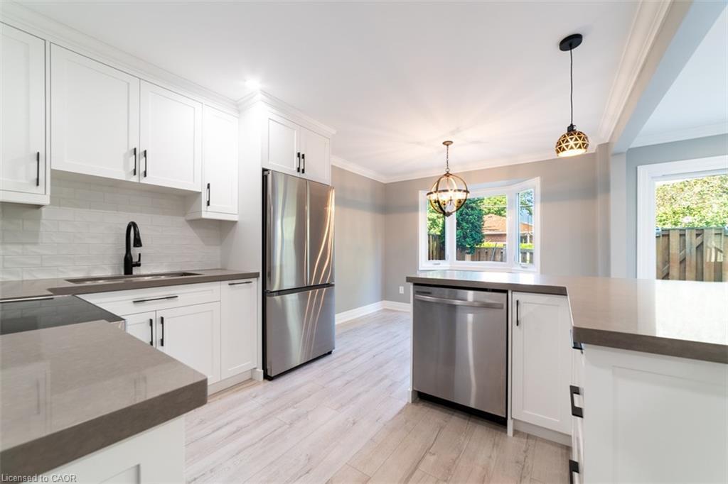 2-1011 White Oak Drive, Burlington, ON - Indoor Photo Showing Kitchen With Upgraded Kitchen