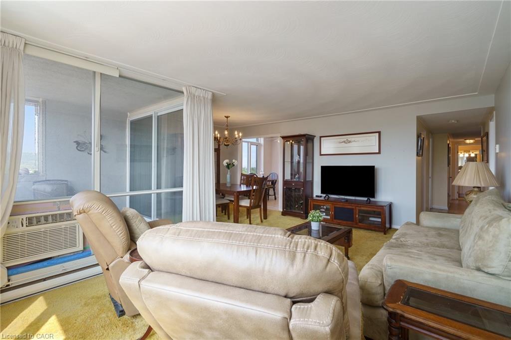 908-30 Harrisford Street, Hamilton, ON - Indoor Photo Showing Living Room