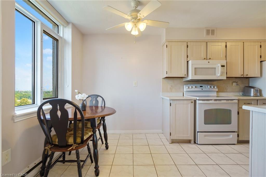 908-30 Harrisford Street, Hamilton, ON - Indoor Photo Showing Kitchen