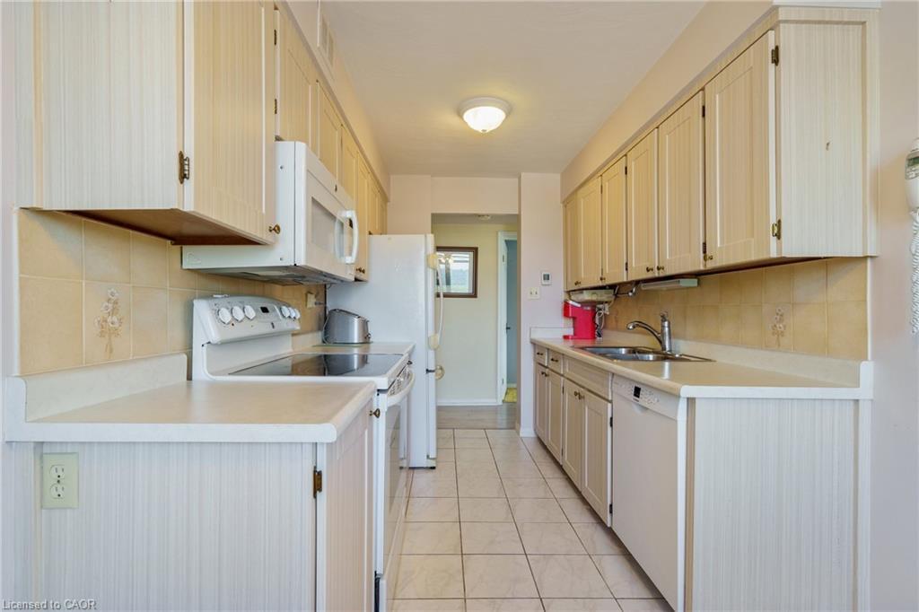 908-30 Harrisford Street, Hamilton, ON - Indoor Photo Showing Kitchen With Double Sink