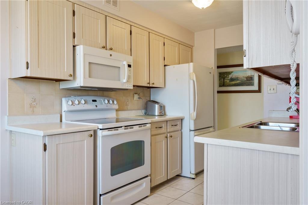 908-30 Harrisford Street, Hamilton, ON - Indoor Photo Showing Kitchen With Double Sink