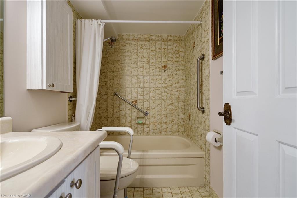 908-30 Harrisford Street, Hamilton, ON - Indoor Photo Showing Bathroom