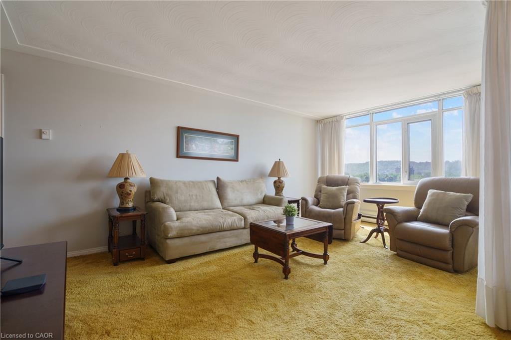 908-30 Harrisford Street, Hamilton, ON - Indoor Photo Showing Living Room