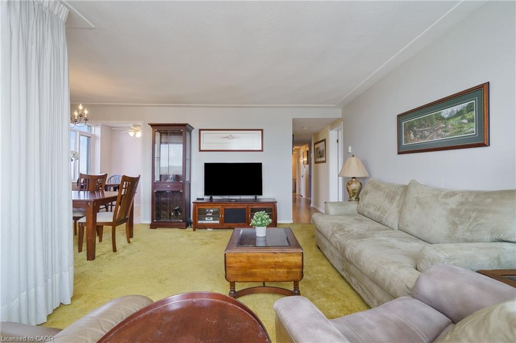 908-30 Harrisford Street, Hamilton, ON - Indoor Photo Showing Living Room