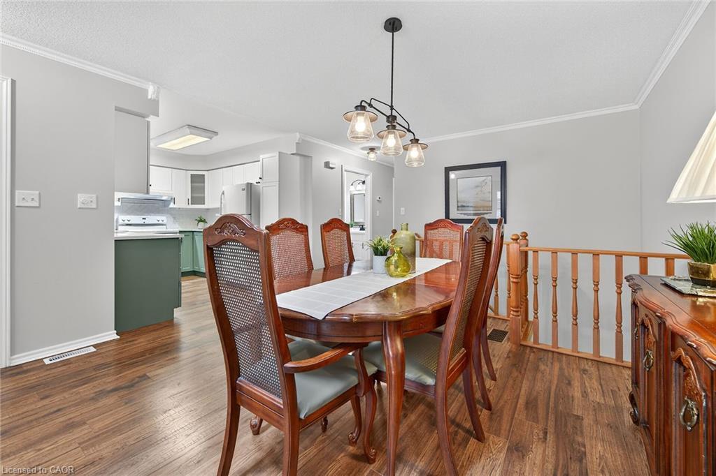 2-20 Courtland Drive, Brantford, ON - Indoor Photo Showing Dining Room