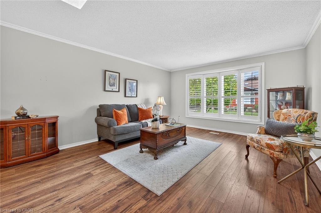 2-20 Courtland Drive, Brantford, ON - Indoor Photo Showing Living Room