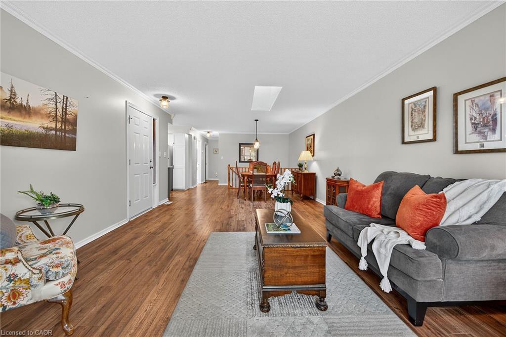2-20 Courtland Drive, Brantford, ON - Indoor Photo Showing Living Room
