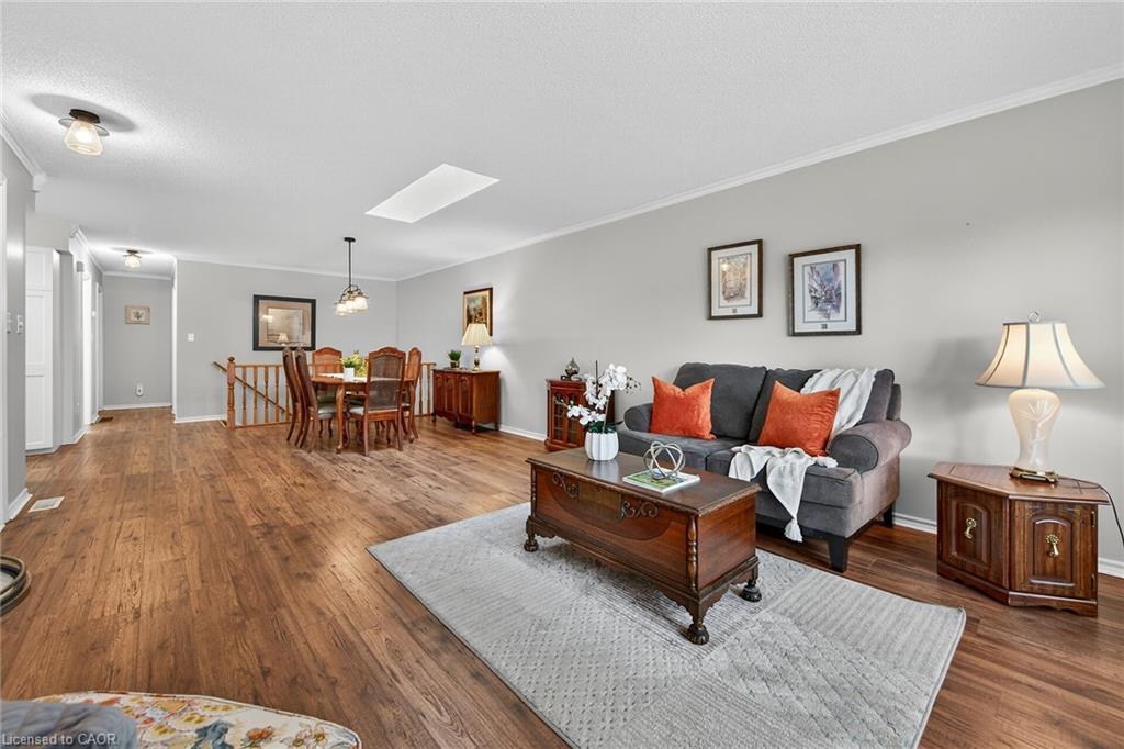 2-20 Courtland Drive, Brantford, ON - Indoor Photo Showing Living Room