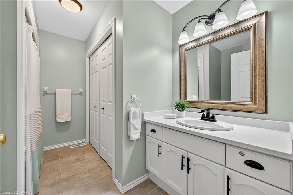 2-20 Courtland Drive, Brantford, ON - Indoor Photo Showing Bathroom