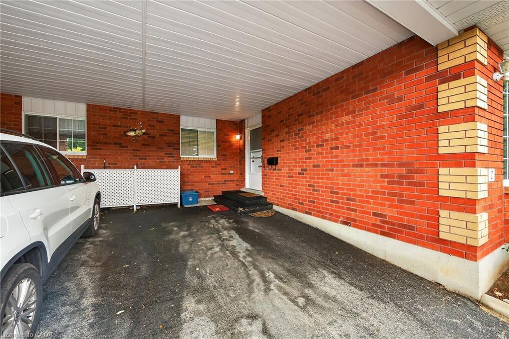 2-20 Courtland Drive, Brantford, ON - Indoor Photo Showing Garage
