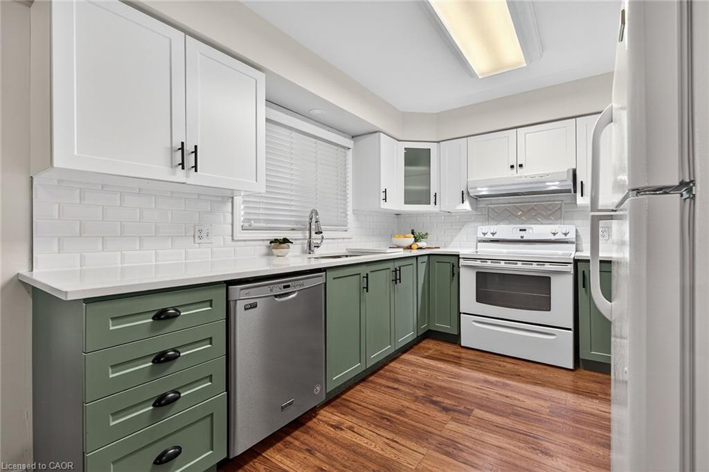 2-20 Courtland Drive, Brantford, ON - Indoor Photo Showing Kitchen