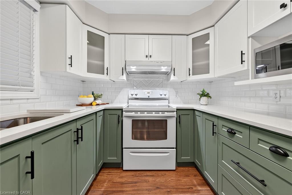 2-20 Courtland Drive, Brantford, ON - Indoor Photo Showing Kitchen
