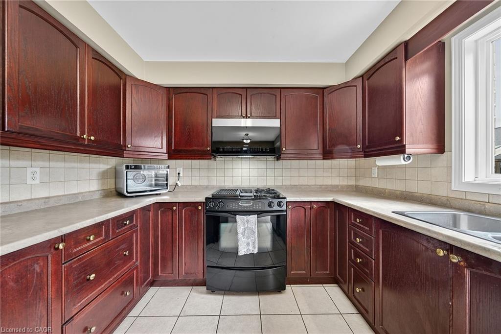 23-7 Southside Place, Hamilton, ON - Indoor Photo Showing Kitchen