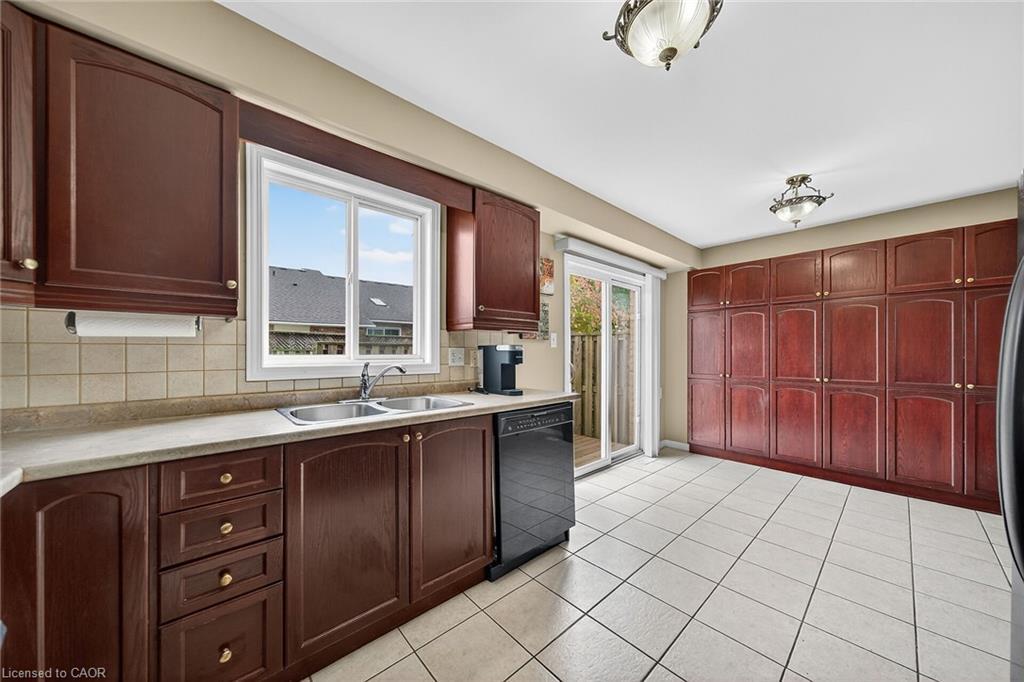 23-7 Southside Place, Hamilton, ON - Indoor Photo Showing Kitchen With Double Sink