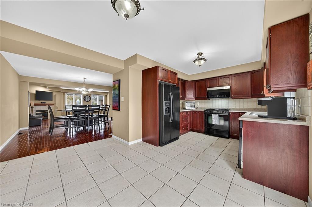 23-7 Southside Place, Hamilton, ON - Indoor Photo Showing Kitchen