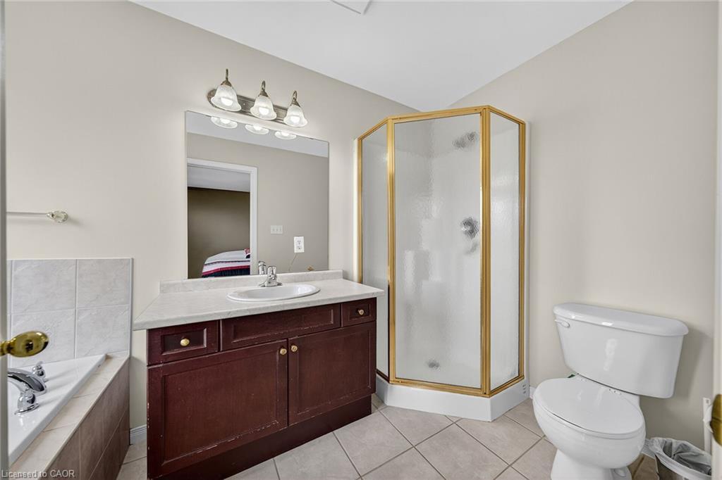 23-7 Southside Place, Hamilton, ON - Indoor Photo Showing Bathroom