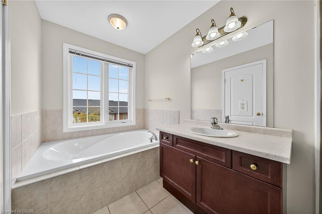 23-7 Southside Place, Hamilton, ON - Indoor Photo Showing Bathroom