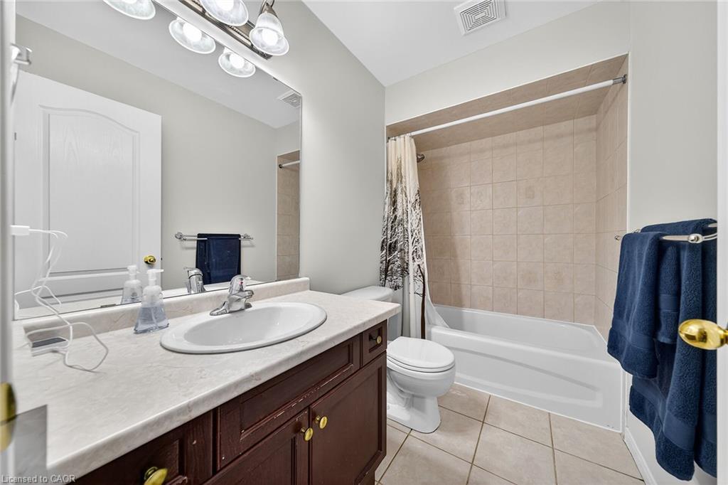 23-7 Southside Place, Hamilton, ON - Indoor Photo Showing Bathroom