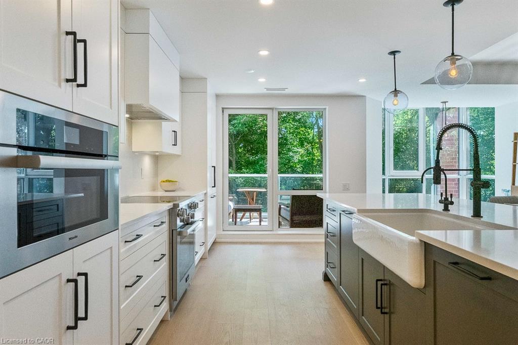 103-40 Old Mill Road, Oakville, ON - Indoor Photo Showing Kitchen With Upgraded Kitchen