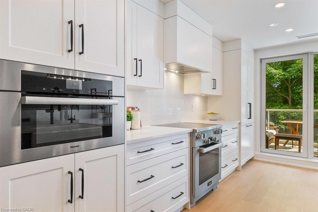 103-40 Old Mill Road, Oakville, ON - Indoor Photo Showing Kitchen With Upgraded Kitchen