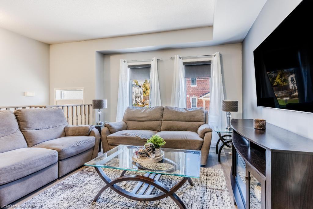 4 Dunsley Way, Whitby, ON - Indoor Photo Showing Living Room